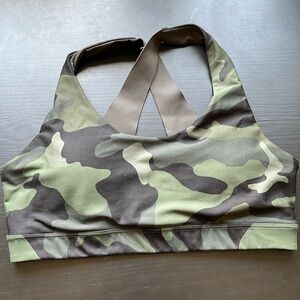 Old Navy Women’s Black/Green Camo Cross Sports Bra Size M.